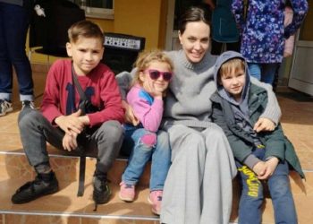 ანჯელინა ჯოლი უკრაინაში, ომის შედეგად დაზარალებულ ბავშვებს შეხვდა