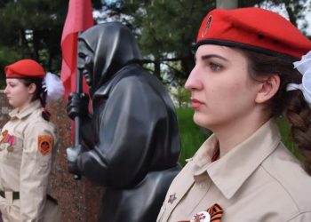 კრემლის მაღალჩინოსნები მარიუპოლში პროპაგანდისტული ძეგლის გახსნას დაესწრნენ