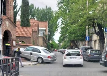 “ძაან ეჩქარებოდა სანთელის დანთება და მანქანით შევიდა” – ფოტო