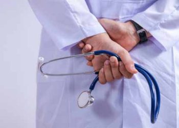 “დაწვენის წინ მორიგე ექიმი ეკითხება: – ოპოზიციისკენ ხარ თუ ხელისუფლებისკენ?” – რას წერს დავით ბაკურაძე