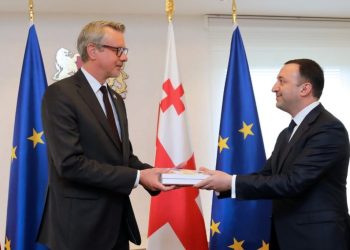 პრემიერმა ღარიბაშვილმა კარლ ჰარცელს ევროკავშირის კითხვარის მეორე ნაწილიც გადასცა
