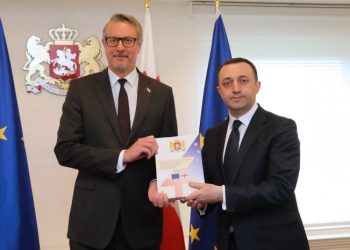 ირაკლი ღარიბაშვილმა კარლ ჰარცელს ევროკომისიის კითხვარის პირველი ნაწილი გადასცა
