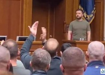 როგორ შეხვდნენ დეპუტატები ზელენსკის, რომელიც რადას სხდომისას დარბაზში შევიდა – ვიდეო
