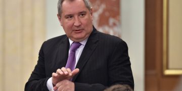 „ანჯელინა იმედი გამიცრუვეთ… მობრძანდით ჩვენთან. ლამაზმანს არ აწყენინებს ჩვენი სასტიკი ჯარისკაცი“ – დიმიტრი როგოზინმა ანჯელინა ჯოლის ლექსი მიუძღვნა