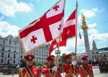 (ვიდეოები) – სადემონსტრაციო ფრენა თბილისის ცაზე – რა ხდება თავისუფლების მოედანზე