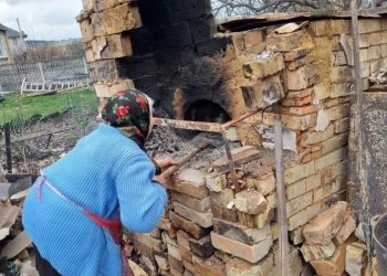 ოკუპანტების მიერ დანგრეულ სახლში უკრაინელი ბებო პასკებს აცხობს