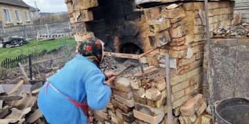 ოკუპანტების მიერ დანგრეულ სახლში უკრაინელი ბებო პასკებს აცხობს