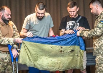 დროშა, რომელიც “აზოვსტალის“ თავზე იყო აღმართული, უკრაინის ისტორიის მუზეუმს გადაეცა