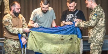 დროშა, რომელიც “აზოვსტალის“ თავზე იყო აღმართული, უკრაინის ისტორიის მუზეუმს გადაეცა