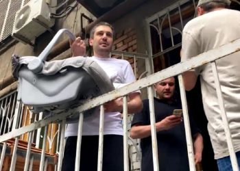 “აღსრულების სამსახური კარის გაჭრით ცდილობს ბინაში შესვლას” – თბილისში ასახლებენ ოჯახს, რომელსაც 3 თვის შვილი ჰყავთ