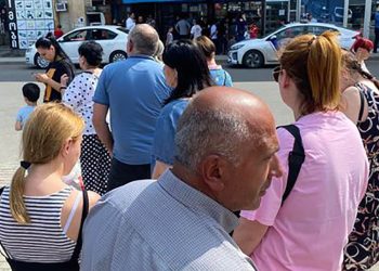 “რიგია”, “რიგი არ არის” – მოქალაქის და ჩინოვნიკის მიერ დანახული ერთი და იგივე ადგილი – ფოტო და ვიდეო