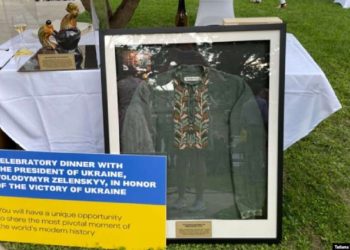 ვოლოდიმირ ზელენსკის ტრადიციული უკრაინული სამოსი აშშ-ში $100,000-ად გაიყიდა