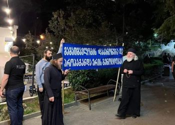 “ეს ხდება ახლა ჩვენთან დროშის გამო…” – რა ფოტოებს აქვეყნებს კაფე “მზიური”