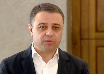 სააკაშვილი შავ შოკოლადს მიირთმევს, ბანანს თუ ჩაქაფულთან აქვს განზიდვა, ამით ქართული საზოგადოება დაიღალა! – ალუდა ღუდუშაური