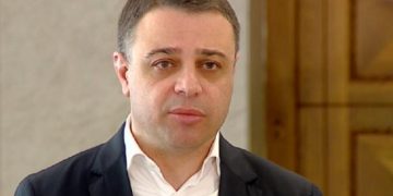 სააკაშვილი შავ შოკოლადს მიირთმევს, ბანანს თუ ჩაქაფულთან აქვს განზიდვა, ამით ქართული საზოგადოება დაიღალა! – ალუდა ღუდუშაური