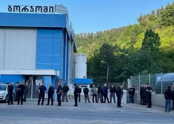 კომპანია „ბორჯომის“ გაფიცულმა თანამშრომლებმა პირველი და მეორე ქარხნების პიკეტი დაიწყეს