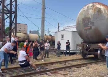 ბათუმელმა ბაგრატ ჟღენტმა კბილებით 47-ტონიანი ორი ვაგონი გაწია და მსოფლიო რეკორდი დაამყარა