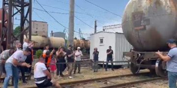 ბათუმელმა ბაგრატ ჟღენტმა კბილებით 47-ტონიანი ორი ვაგონი გაწია და მსოფლიო რეკორდი დაამყარა