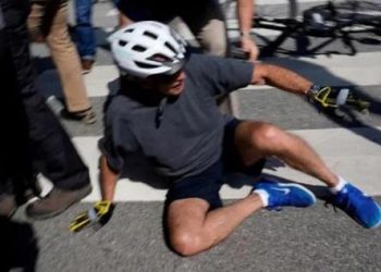 ჯო ბაიდენი სეირნობისას ველოსიპედიდან გადმოვარდა (ვიდეო)