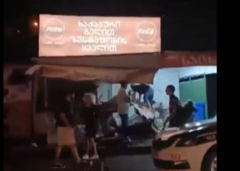 დიდუბეში მანქანა ჯიხურში შევარდა – არიან დაშავებულები