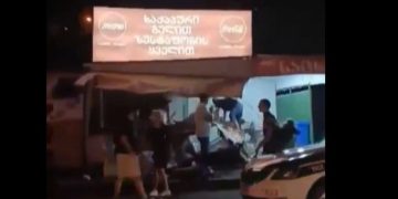 დიდუბეში მანქანა ჯიხურში შევარდა – არიან დაშავებულები