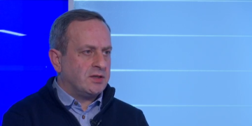 „კომოს ტბაზე კი ნუ დადიან დასასვენებლად და თმის შესაკრეჭად მილანში, ტამბოვში და  ნიჟნი-ნოვგოროდში წავიდნენ და კისლოვოდსკსა და გელენჯიკში დაისვენონ“ – გიორგი გუგავა