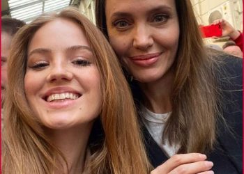 ანჯელინა ჯოლი უკრაინის რუკის ფორმის ბეჭედს ატარებს