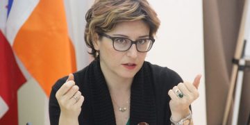 ხათუნა სამნიძეს პარლამენტთან თავს დაესხნენ