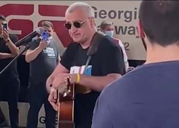 ვიდეო – მამუკა ხაზარაძე რკინიგზის სადგურზე უკრაინულ სიმღერას მღერის