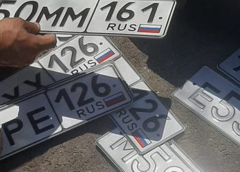 “არ გამოვრიცხავ, რომ ეს არის ჩადების პრაქტიკა” – მოქალაქემ საკუთარ მანქანაში რუსული სანომრე ნიშნები იპოვა