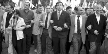 “ამ სურათის უკან დიდი შრომა იმალება…” – გიგი უგულავა 20 წლის წინანდელ ფოტოს აქვეყნებს