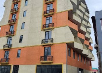 ხობში მდებარე კორპუსის მეპატრონე უარყოფს, რომ შენობა საკანალიზაციო მილების გარეშე აშენდა