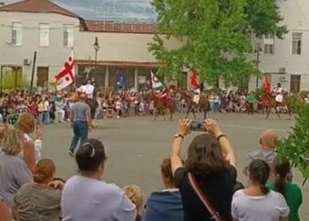 „ამ დროშის აფსუურობა აბსურდია…“ – ვისი დროშა ააფრიალეს სოხუმში გამართულ სახალხო ზეიმზე