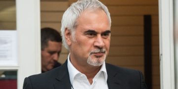 ვალერი მელაძე სცენას უბრუნდება