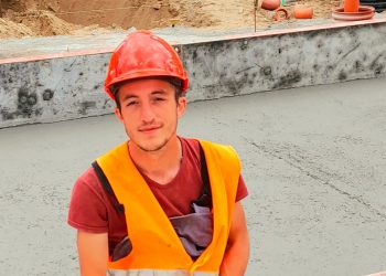 “დამინახა და აუყვირდა შვილს: “ასე მოგიწევს ტაჩკების თრევა” – ასეთები არჩენენ “40 წლის ბავშვებს” უცხოეთიდან” – ანზორ სვიანაძე