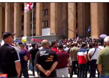 პარლამენტის მიმდებარე ტერიტორიაზე „ალტ-ინფოს“ მხარდამჭერებმა ლგბტ თემის დროშა დახიეს