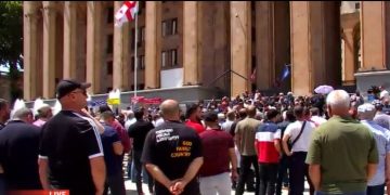 პარლამენტის მიმდებარე ტერიტორიაზე „ალტ-ინფოს“ მხარდამჭერებმა ლგბტ თემის დროშა დახიეს