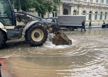 ბათუმში 26 მაისისა და რუსთაველის ქუჩების კვეთა დაიტბორა