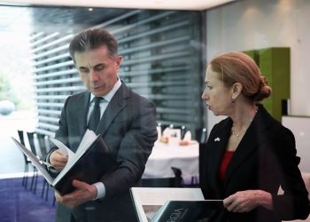 “ივანიშვილი არასოდეს დამიშანტაჟებია… ეს პარლამენტარი არც ერთ შეხვედრას არ დასწრებია” – ელჩი