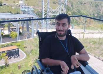 ეტლით მოსარგებლე მოქალაქე წერს, რომ დაშბაშის კანიონის შუშის ხიდზე არ შეუშვეს