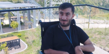 ეტლით მოსარგებლე მოქალაქე წერს, რომ დაშბაშის კანიონის შუშის ხიდზე არ შეუშვეს