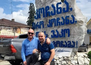 “ოცნების” დეპუტატმა ჩხოროწყუში საკუთარი გამონათქვამის ძეგლი დადგა