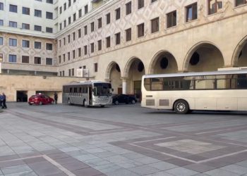 პარლამენტის ეზოში შსს–მ პოლიციის მობილიზება დაიწყო