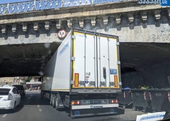 სატვირთო მანქანა ხიდის ქვეშ გაიჭედა