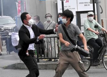 შინძო აბეზე თავდასხმაში დაკავებულის თქმით, მისი სამიზნე ერთ–ერთი რელიგიური დაჯგუფების ლიდერი იყო