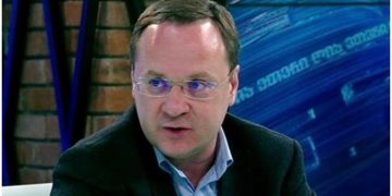 „შენ, დეპუტატო ცაგარეიშვილო, უცხო ქვეყნის მოქალაქეს არახამიას კი არა, შენს ქვეყანაში კორუმპირებულ პროკურატურას, სასამართლოს, აღმასრულებელ ორგანოებს მიხედე!“ – ბესო მიქავა