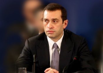 „ირაკლი ალასანიამ მოულოდნელად  მიიღო  ბრძანება, რომ ხელი აღარ მოეწერა… იქ უკვე ძალიან ცხადად  ჩანდა, რომ რაღაც სხვა ხდებოდა“ – ფიქრია ჩიხრაძე