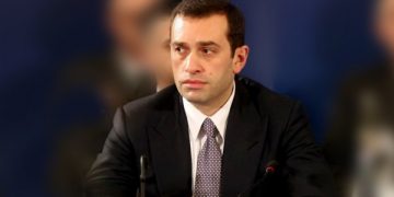 „ირაკლი ალასანიამ მოულოდნელად  მიიღო  ბრძანება, რომ ხელი აღარ მოეწერა… იქ უკვე ძალიან ცხადად  ჩანდა, რომ რაღაც სხვა ხდებოდა“ – ფიქრია ჩიხრაძე