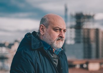 “გლდანის მოლში გაოფლილი და გატიალებული მამაკაცი ცოლისთვის სახეზე ნაყინის წასმას ცდილობდა… ნაბიჭვარმა ქალს ქეჩოში მარცხენა წაავლო…” – შუღლაძე