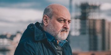 “გლდანის მოლში გაოფლილი და გატიალებული მამაკაცი ცოლისთვის სახეზე ნაყინის წასმას ცდილობდა… ნაბიჭვარმა ქალს ქეჩოში მარცხენა წაავლო…” – შუღლაძე